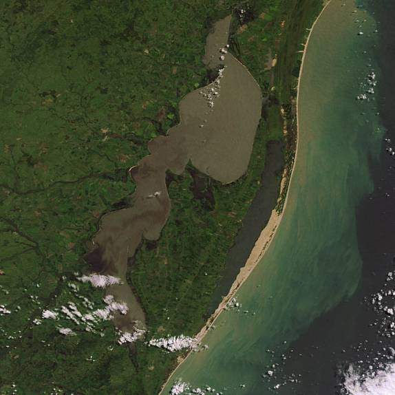 Foto de satélite da Lagoa Mirim e Lagoa Mangueira, no sul do Rio Grande do Sul, fronteira com Uruguai